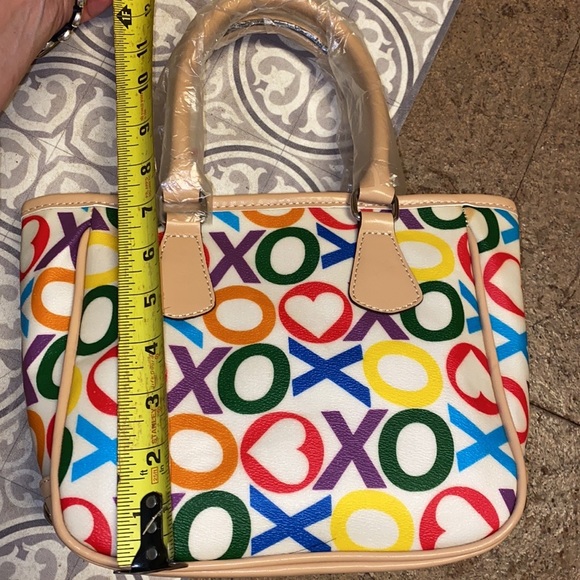 Women’s XOXO Handbag - Picture 6 of 10
